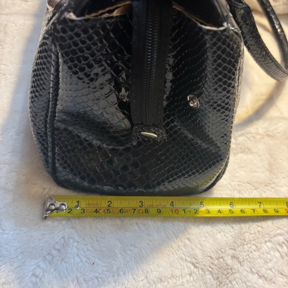 Guess Shoulder Bag Black Textured Reptile Animal Print Silver-tone Hardware - Picture 14 of 16